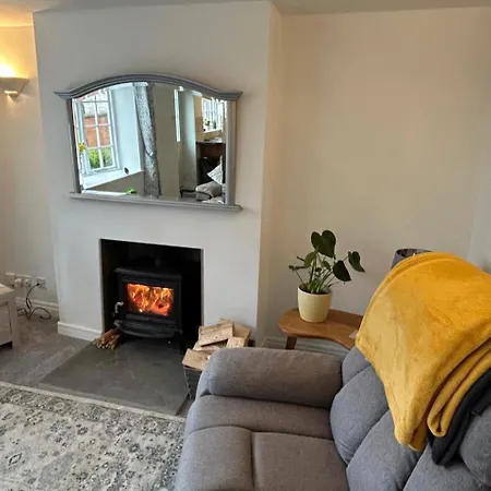 Holiday home 2 Bedroom Free Private Parking Fire Place