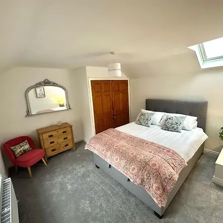 2 Bedroom Free Private Parking Fire Place Holiday home