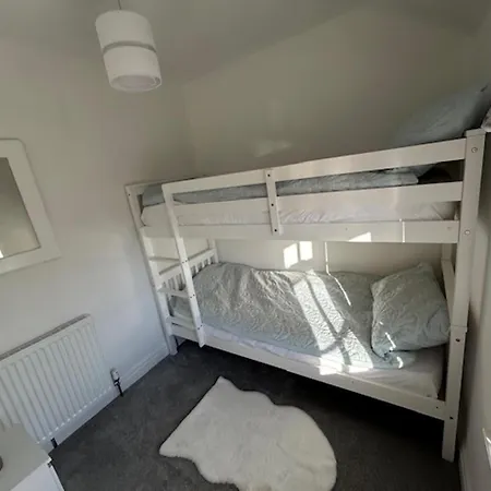 2 Bedroom Free Private Parking Fire Place