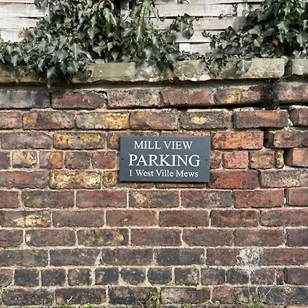 2 Bedroom Free Private Parking Fire Place